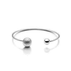 Sølvfarvet armbånd