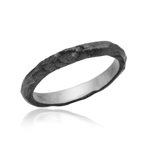 Feminin ring i sort sølv
